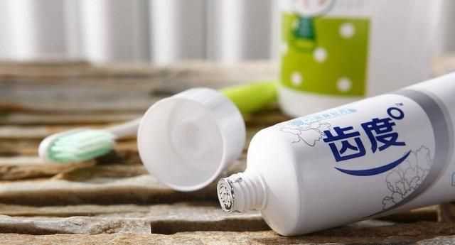 牙膏打開(kāi)一年還能用嗎，牙膏瓶蓋掉了的牙膏還能繼續(xù)用嗎？圖3