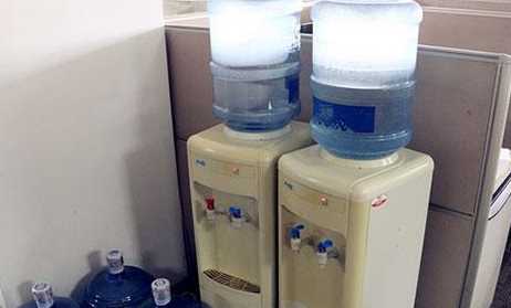 飲水機(jī)的水能放多久,飲水機(jī)的桶裝水放多久就不能喝了圖1