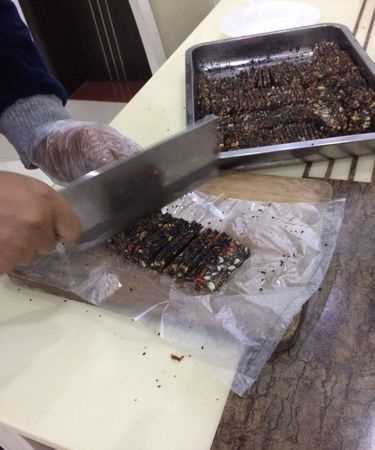 問：阿膠糕做好了也凝固了，裝入真空袋發(fā)現(xiàn)有水分滲出，懷疑還沒有熬透就加材料了這種情況能不能重新熬