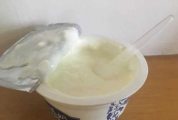 純牛奶開封后常溫下一天就變酸了，正常嗎