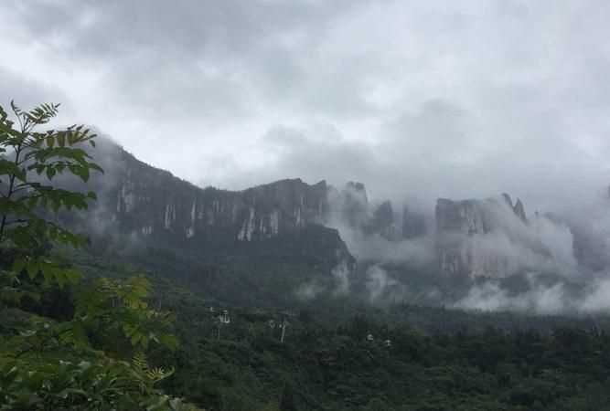 晚霞行千里和有雨山戴帽，無雨半山腰的字面意思是什么