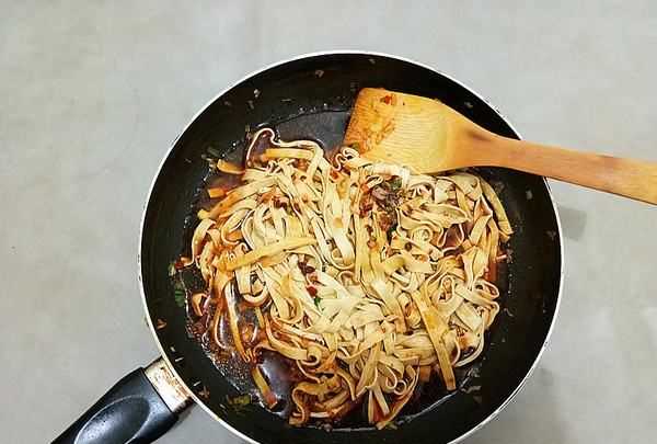 豆皮怎么炒好吃,豆皮怎么炒好吃又簡單 有什么做豆皮的技巧視頻圖8
