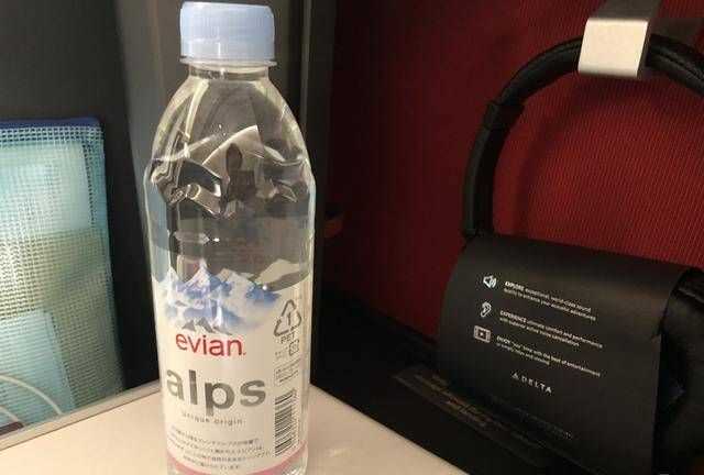 坐飛機(jī)能帶傘和水杯嗎