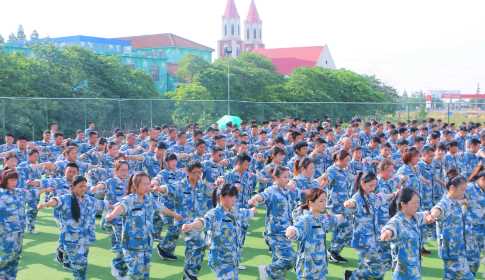 軍訓(xùn)是長袖還是短袖,高中軍訓(xùn)的衣服是長袖長褲還是短袖短褲呢圖2
