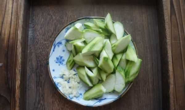 炒絲瓜怎么炒好吃,怎么炒絲瓜好吃又簡(jiǎn)單竅門(mén)圖1