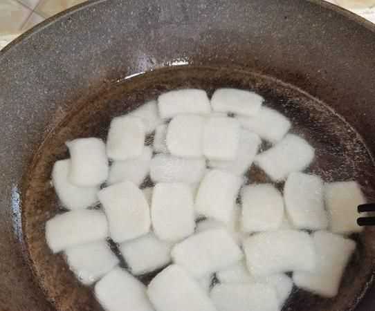 年糕全部粘在一起 用什么辦法扳開(kāi)呢