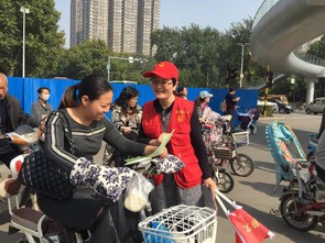 發(fā)放交通安全知識(shí)宣傳冊(cè)