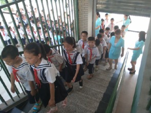 學(xué)校學(xué)生上下樓梯安全知識(shí)
