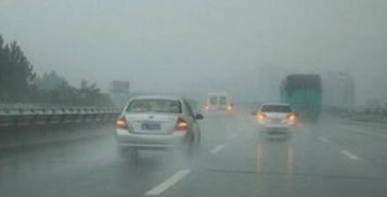 雨天高速公路行車(chē)注意事項(xiàng),夜晚雨天高速行車(chē)注意事項(xiàng),雨天高速路行駛注意事項(xiàng)
