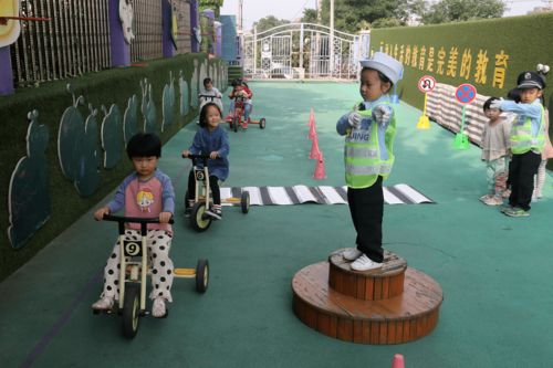 幼兒園戶外游戲蕩秋千注意事項(xiàng)