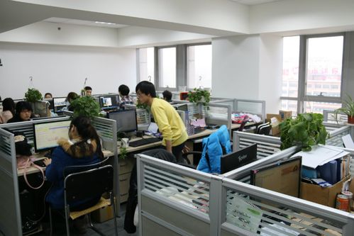 在一家電商公司做設(shè)計師，待遇不錯，但覺得該公司的企業(yè)文化不適合自己，比如要喊口號，時不時要團隊PK