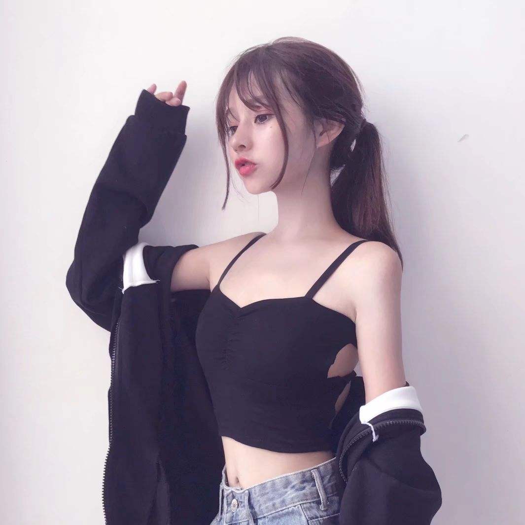 女士自拍的朋友圈說(shuō)說(shuō)：生活很糟糕 還好我可愛(ài)